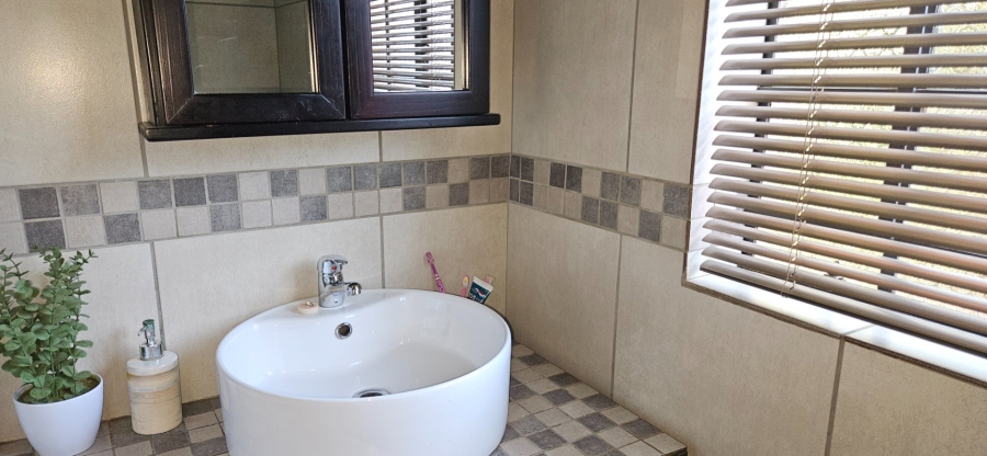 5 Bedroom Property for Sale in Langenhovenpark Free State